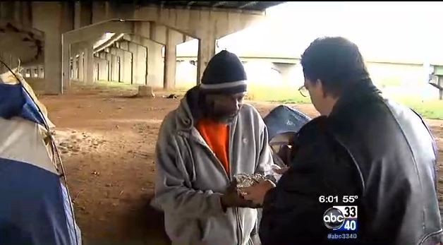 Pastor Rick Wood hands out food to the homeless in Birmingham CREDIT: ABC 33/40