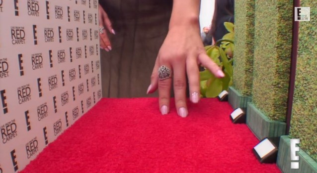 Sarah Hyland’s hand in E!’s “Mani Cam” at the 2015 Screen Actors Guild Awards. CREDIT: SCREENSHOT/YOUTUBE/E!