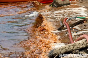 Workers attempt to contain an 8,000 gallon diesel fuel spill from the Duke Energy W.C. Beckjord Power Station in New Richmond, Ohio near Cincinnati on August 19, 2014. CREDIT: Greenpeace Photo by David Sorcher