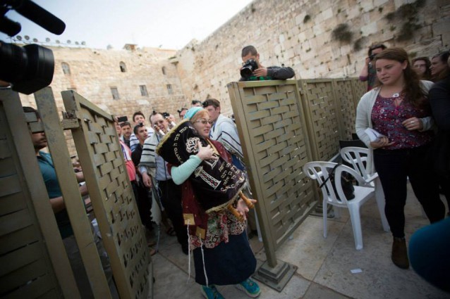The Torah scroll is handed off to WOW supporters. CREDIT: Miriam Alster / Flash 90