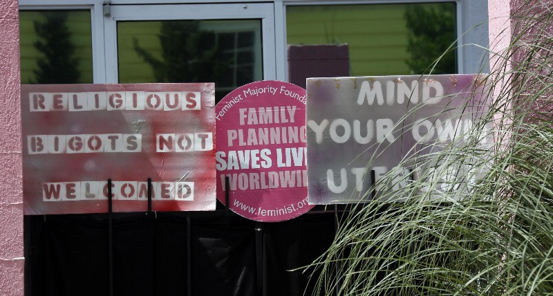 Razor grass and pro-choice signs limit the view of patients entering the Jackson Women’s Health Organization clinic in Jackson, Mississippi CREDIT: AP PHOTO/ROGELIO V. SOLIS