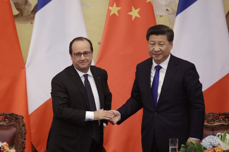 French President Francois Hollande, left, shakes hands with China’s President Xi Jinping following their joint press conference at the Great Hall of the People in Beijing, China, Monday, Nov. 2, 2015. CREDIT: JASON LEE/POOL PHOTO VIA AP