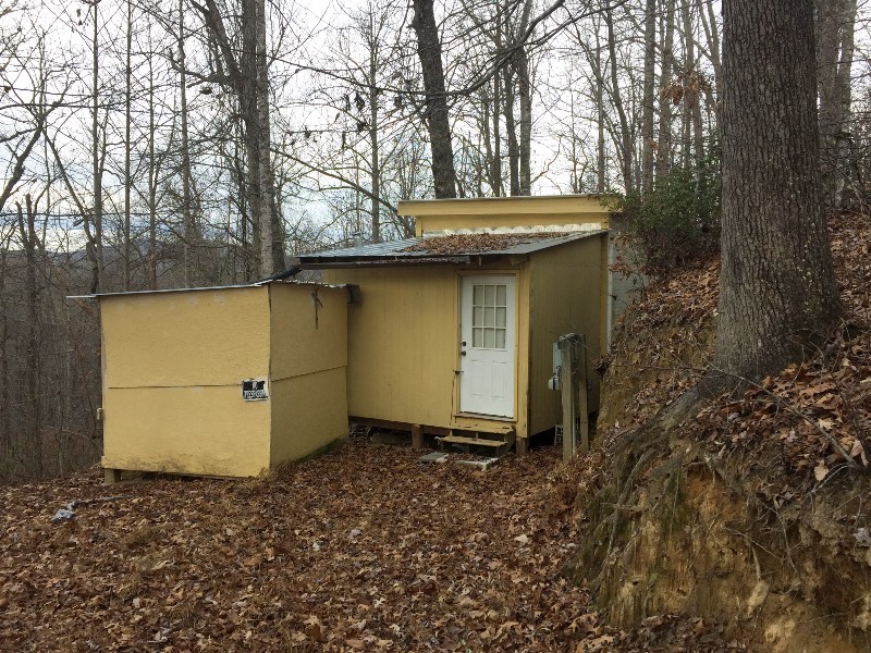 A small shack with no electricity or running water where where Planned Parenthood clinic shooting suspect Robert Lewis Dear spent time CREDIT: AP PHOTO/MICHAEL BIESECKER