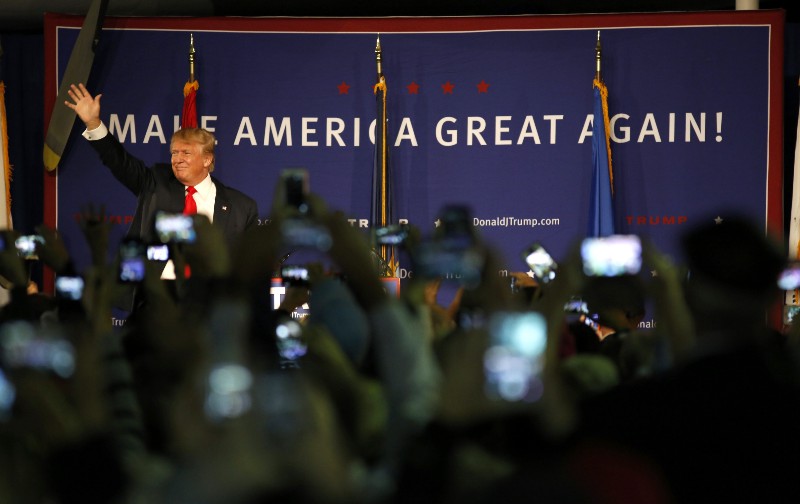 Presidential hopeful Donald Trump salutes people at a rally in Mt. Pleasant, South Carolina. CREDIT: FOTO AP/MIC SMITH