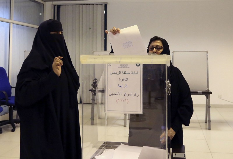 Saudi women vote at a polling center during the country’s municipal elections in Riyadh, Saudi Arabia, Saturday, Dec. 12, 2015. CREDIT: AP PHOTO/AYA BATRAWY
