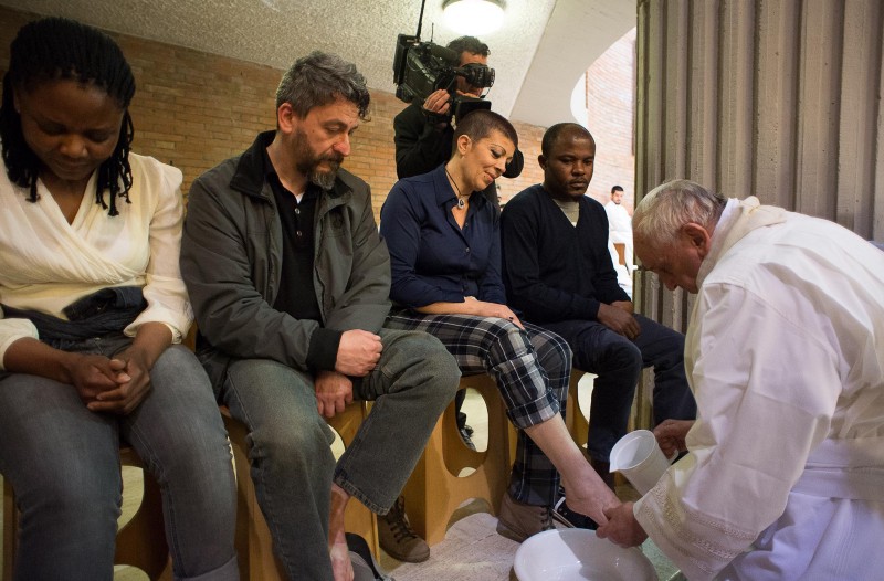Pope Francis, right, washes the feet of prisoners in 2015. CREDIT: AP PHOTO/L’OSSERVATORE ROMANO, POOL