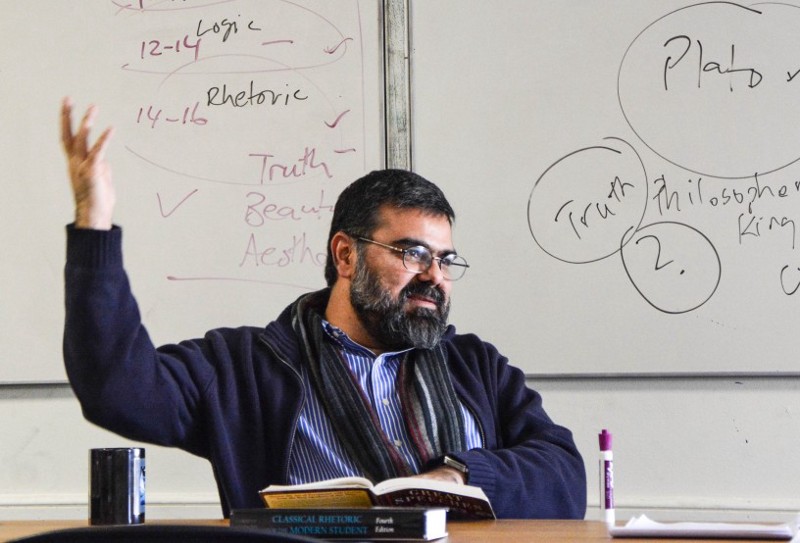 Professor Mahan Mirza speaks to his rhetoric class at Zaytuna College. CREDIT: Jack Jenkins/ThinkProgress