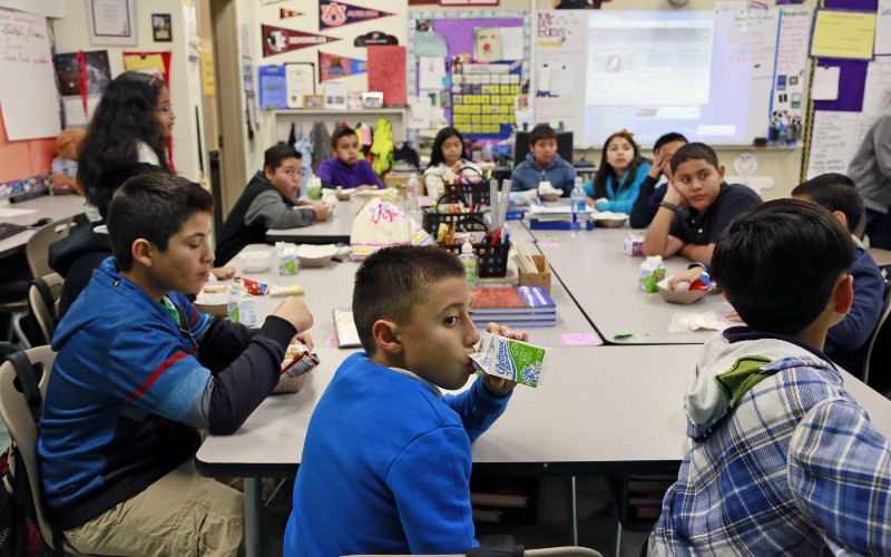 Students eat breakfast in the classroom at the Stanley Mosk Elementary School in Los Angeles in 2015. CREDIT: AP PHOTO/NICK UT