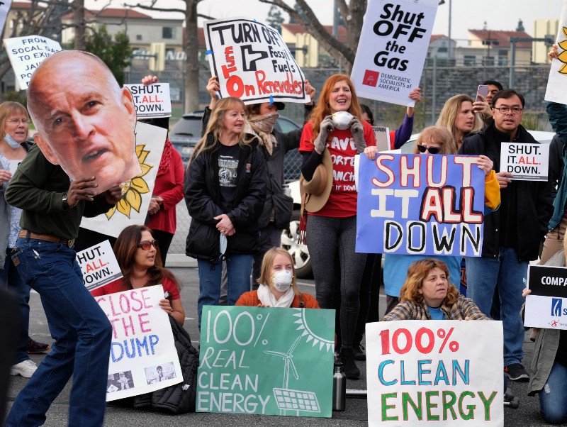 Protestors carry a photo of California’s governor Jerry Brown and demand a shut down of the Southern California Gas Company’s Aliso Canyon Storage Facility near Porter Ranch in Los Angeles. CREDIT: AP PHOTO/RICHARD VOGEL