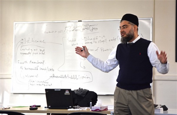 Professor Munes Tomeh teaches a class on constitutional law. CREDIT: Jack Jenkins/ThinkProgress