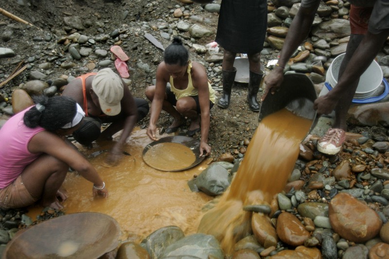 Women pan for gold along the Dagua River in Zaragoza, Colombia, Wednesday, July 8, 2009. Several families make a living by sifting through the silt of Dagua River in search for gold which they sell for US$20 per gram. (AP Photo/Christian Escobar Mora) CREDIT: AP PHOTO/CHRISTIAN ESCOBAR MORA
