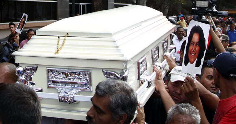 Men carry a coffin containing the body of slain Honduran Indian leader and environmentalist Berta Caceres, outside of the coroners office in Tegucigalpa, Honduras. CREDIT: AP PHOTO/FERNANDO ANTONIO