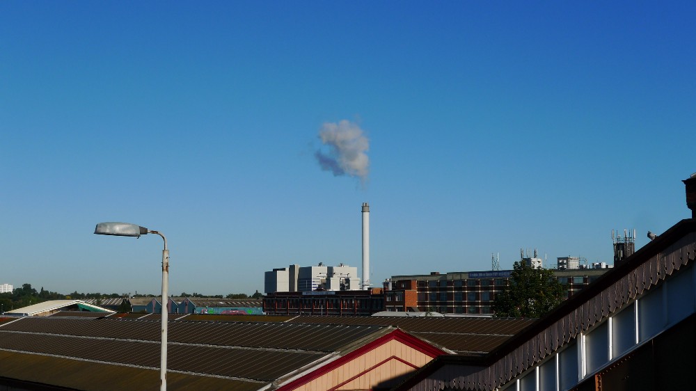 Veolia’s energy recovery facility in Birmingham, England burns 350,000 tons of waste per year supplying energy for 41,000 homes. CREDIT: FLICKR/DICK JONES