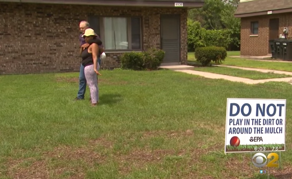 A resident talks with an EPA representative about her toxic soil. CREDIT: CBS CHICAGO