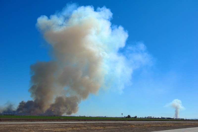 Fumes from burning fields rise east of El Centro, Imperial County’s largest city. Field burning helps planting but puts in the air harmful particulate matter. CREDIT: ALEJANDRO DÁVILA FRAGOSO, THINKPROGRESS