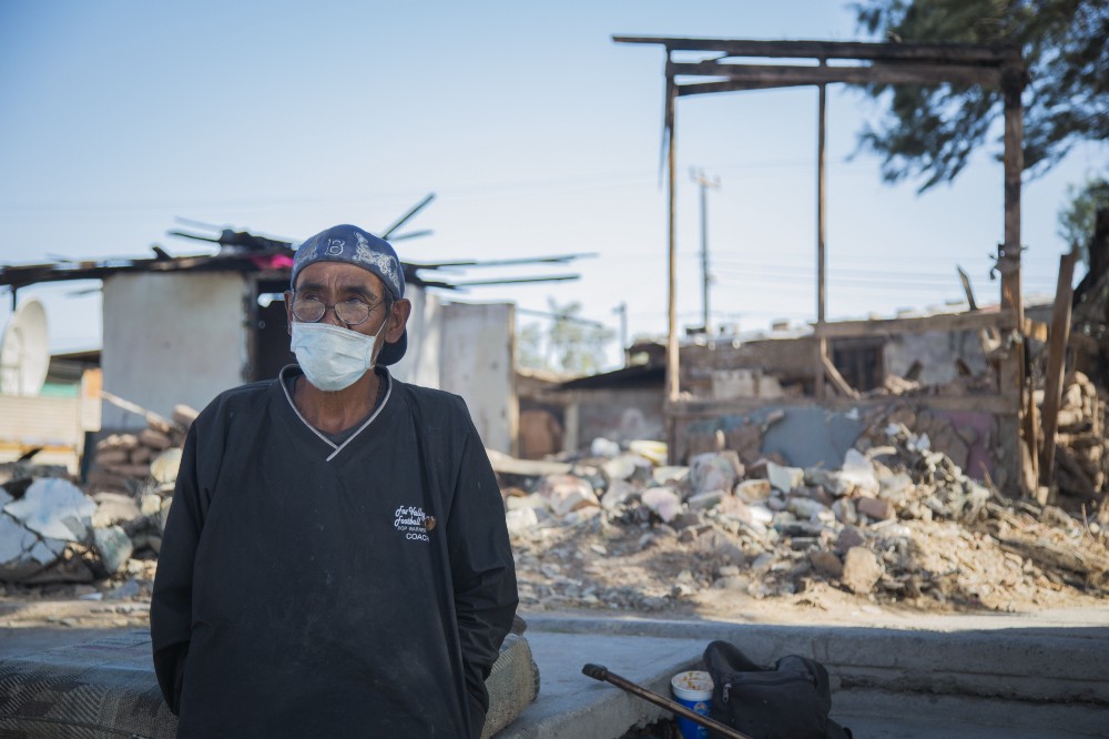 Francisco Javier Espinoza, 56, cleans cars for a living and spends most of the day outside. Mexicali pollution has become overwhelming for him and now he wears a mask. CREDIT: ALEJANDRO DÁVILA FRAGOSO, THINKPROGRESS