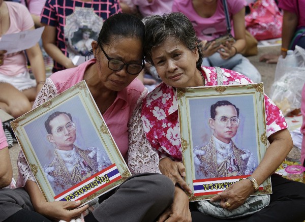 Thais cry as they pray for Thailand’s King Bhumibol Adulyadej at Siriraj Hospital where the king is being treated in Bangkok, Thailand, Thursday, Oct. 13, 2016. CREDIT: AP Photo/Sakchai Lalit