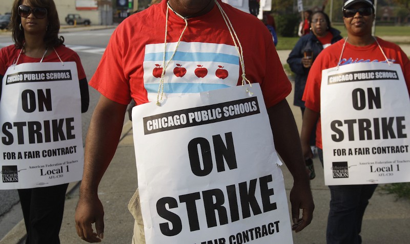 Teachers picket outside Morgan Park High School in Chicago, Sept. 17, 2016. CREDIT: AP/ Spencer Green