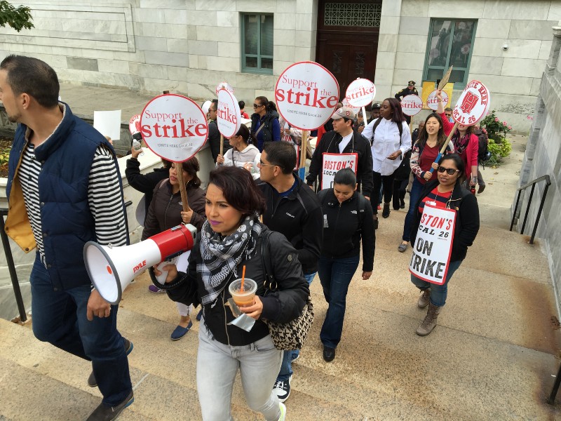As third week of strike ends, there is still no deal for Harvard dining ...