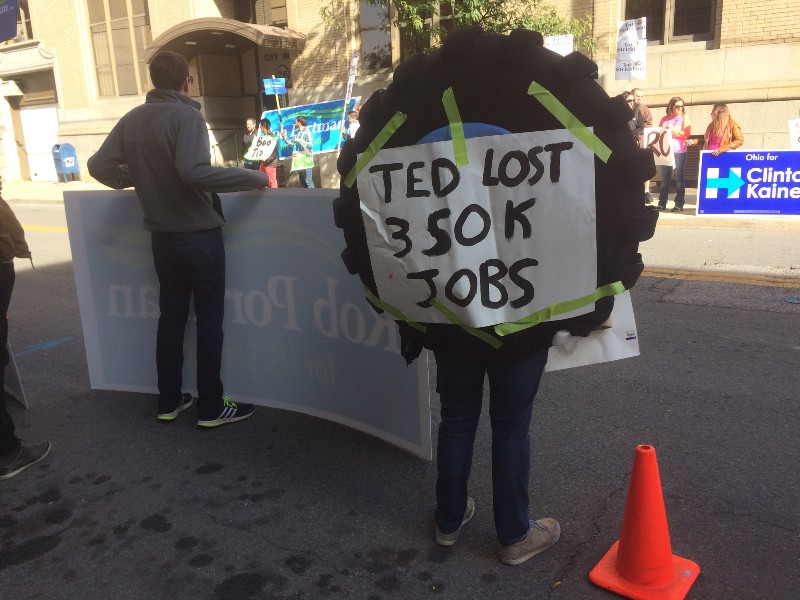 Rob Portman campaign volunteers rally outside the first Ohio Senate debate in Youngstown. CREDIT: Alice Ollstein