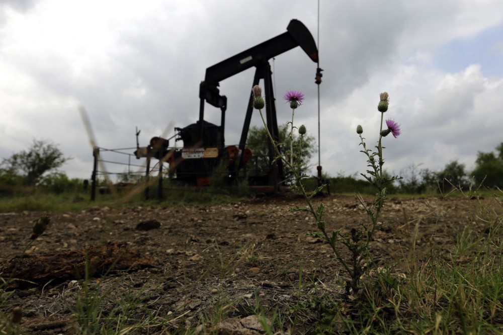 Idle oil well in Texas. CREDIT: AP/Eric Gay