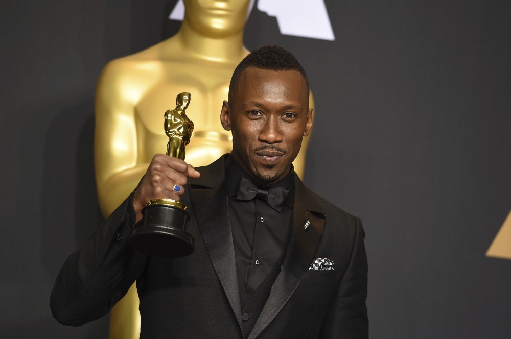 Mahershala Ali with the award for best actor in a supporting role for “Moonlight” at the Oscars on Sunday, Feb. 26, 2017. CREDIT: Jordan Strauss/Invision/AP