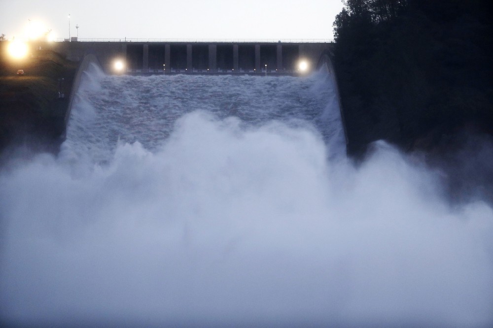 Water gushes from the Oroville Dam’s main spillway Tuesday, Feb. 14, 2017. CREDIT: AP Photo/Marcio Jose Sanchez