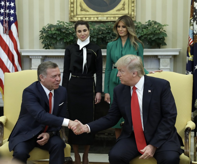 President Donald Trump, accompanied by first lady Melania Trump and Queen Rania, shakes hands with Jordan’s King Abdullah II in the Oval Office of the White House in Washington, Wednesday, April, 5, 2017. CREDIT: AP Photo/Evan Vucci