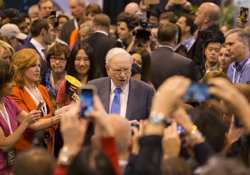 Berkshire Hathaway CEO Warren Buffett meets with shareholders before presiding over his company’s annual meeting in Omaha, Neb. on May 2, 2015. CREDIT: AP Photo/Nati Harnik.