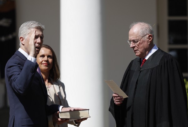 Don’t expect the guy on the right to save us from the guy on the left. CREDIT: AP Photo/Carolyn Kaster