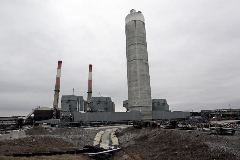 This Jan. 25, 2017 photo shows the Gallatin Fossil Plant in Gallatin, Tenn. Environmental groups are taking the Tennessee Valley Authority, the nation’s largest public utility, to trial over whether waste from the coal-fired power plant near Nashville polluted the Cumberland River. CREDIT: AP Photo/Mark Humphrey