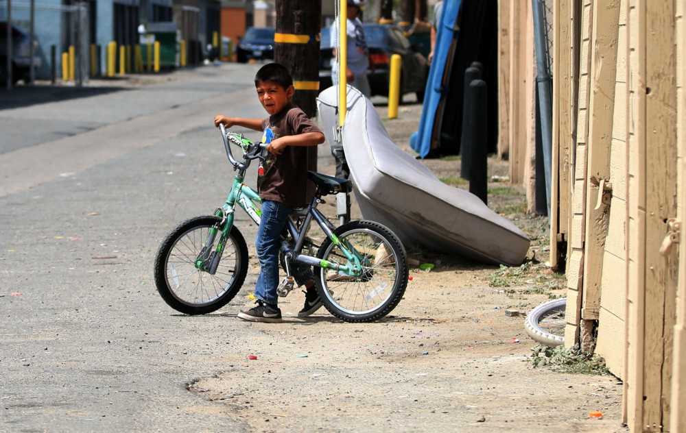 Many families with young children live in this Santa Ana neighborhood between Cedar and Evergreen streets, where ThinkProgress found soil lead levels as high as 4,094 parts per million, which is more than 50 times higher than the hazard level set for play areas in residential soils by the California Office of Environmental Health Hazard Assessment. CREDIT: Daniel A. Anderson for ThinkProgress