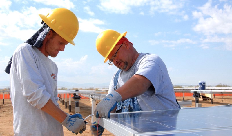 Solar installers. CREDIT: Pixabay