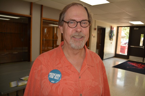 Michael McKinley asked Ernst if she’d support Medicare for all. CREDIT: ThinkProgress/Kira Lerner