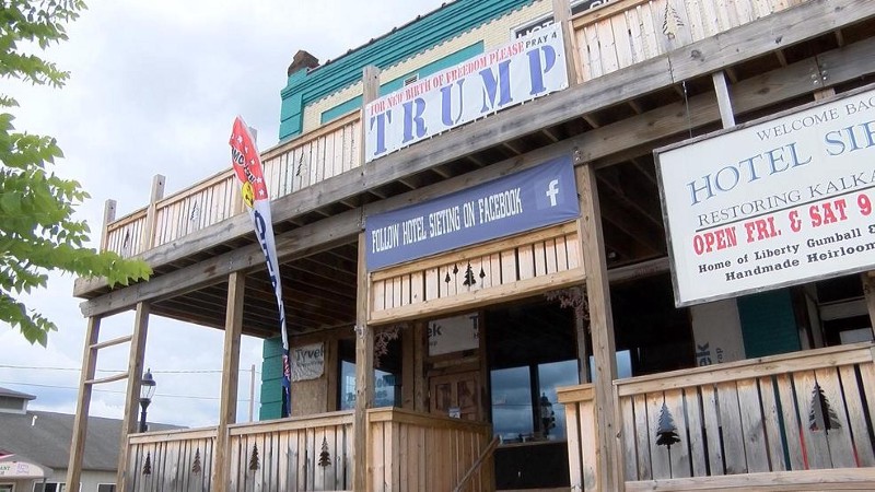 Hotel Sieting’s “Pray 4 Trump” banner. Credit: UpNorth Live