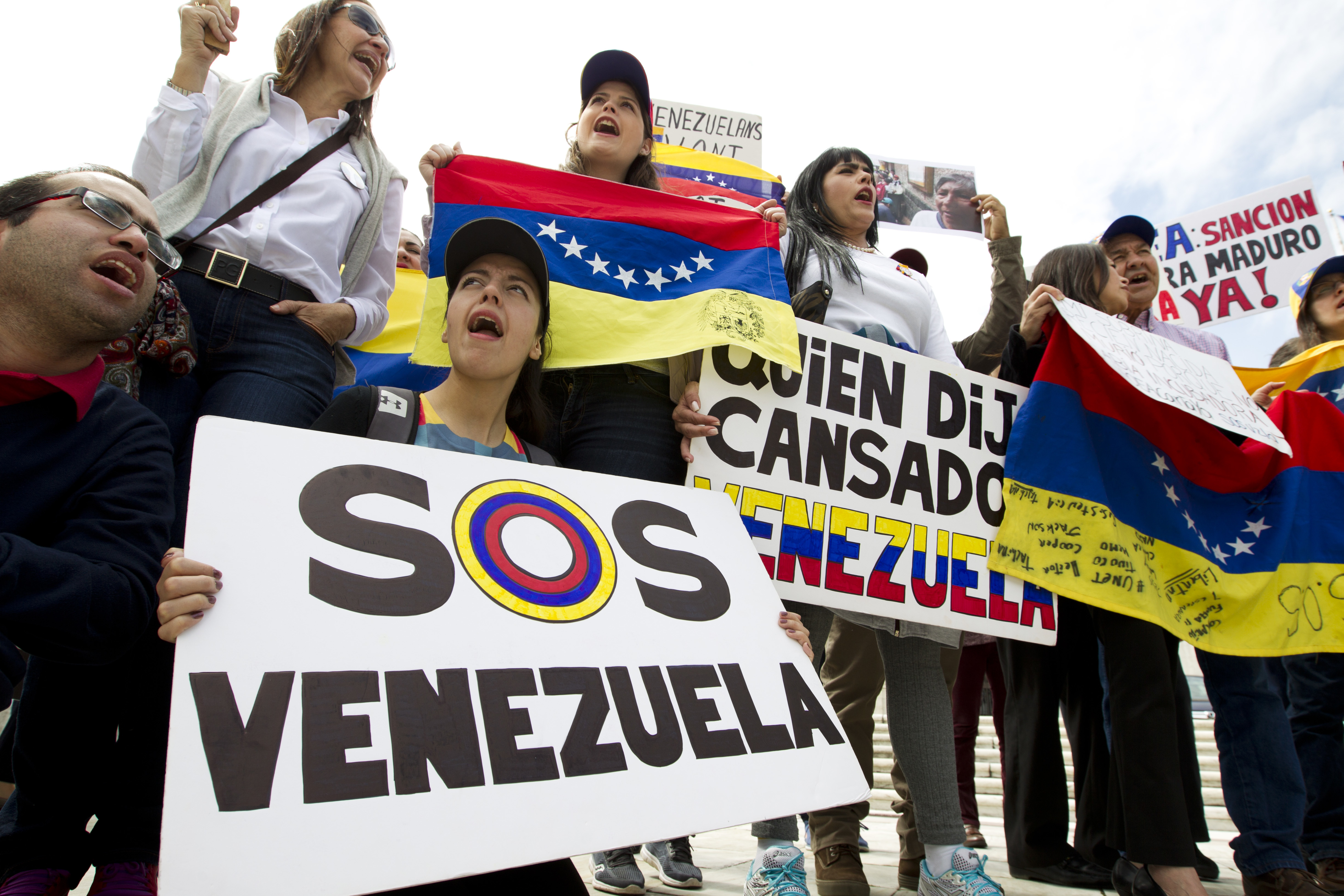 Manifestantes opuestos al gobierno venezolano cantan afuera de la Organización de Estados Americanos (OEA) durante la sesión extraordinaria del Consejo Permanente, en Washington, el lunes 3 de abril de 2017. (AP Foto/José Luis Magana)