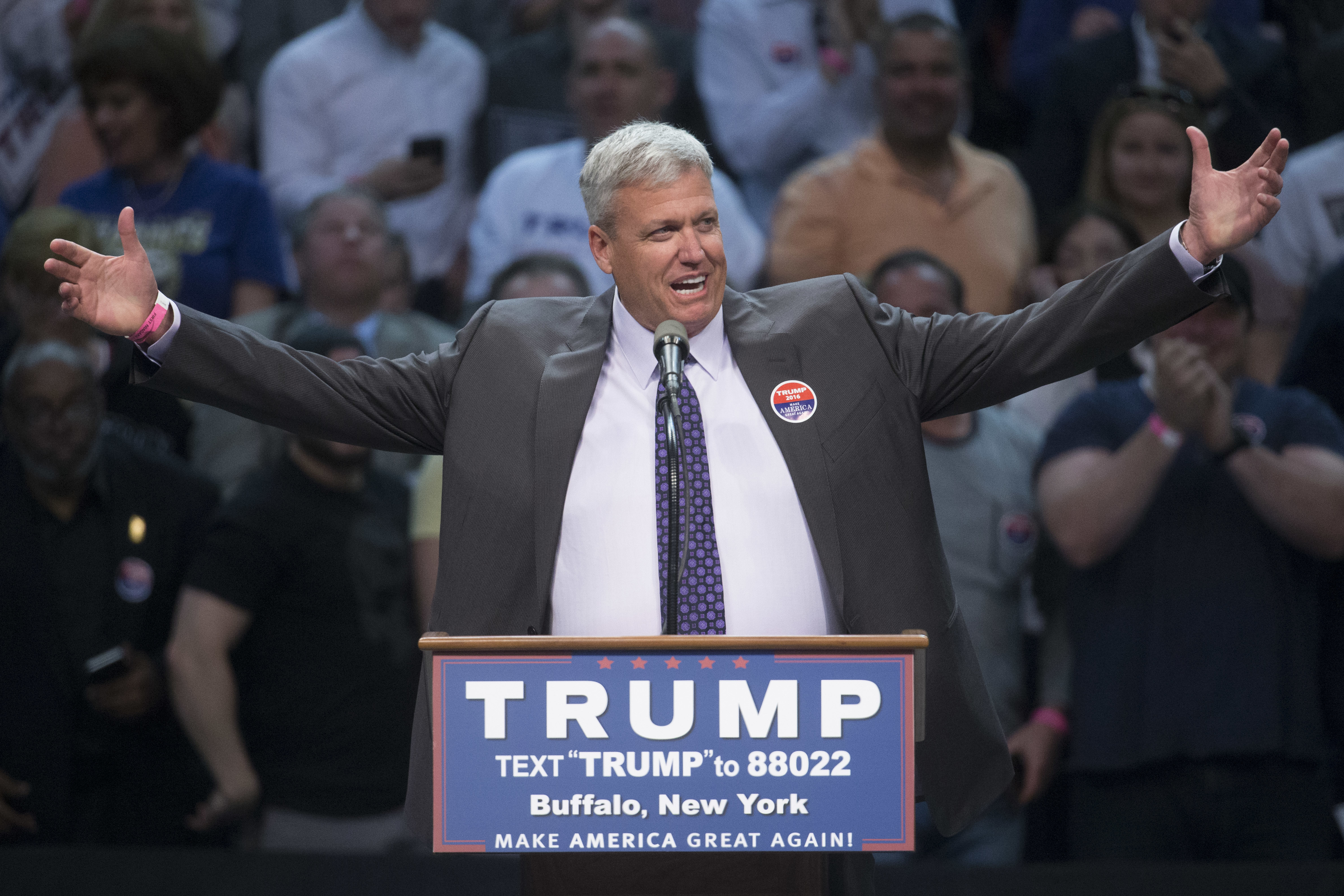 Rex Ryan introduces Trump