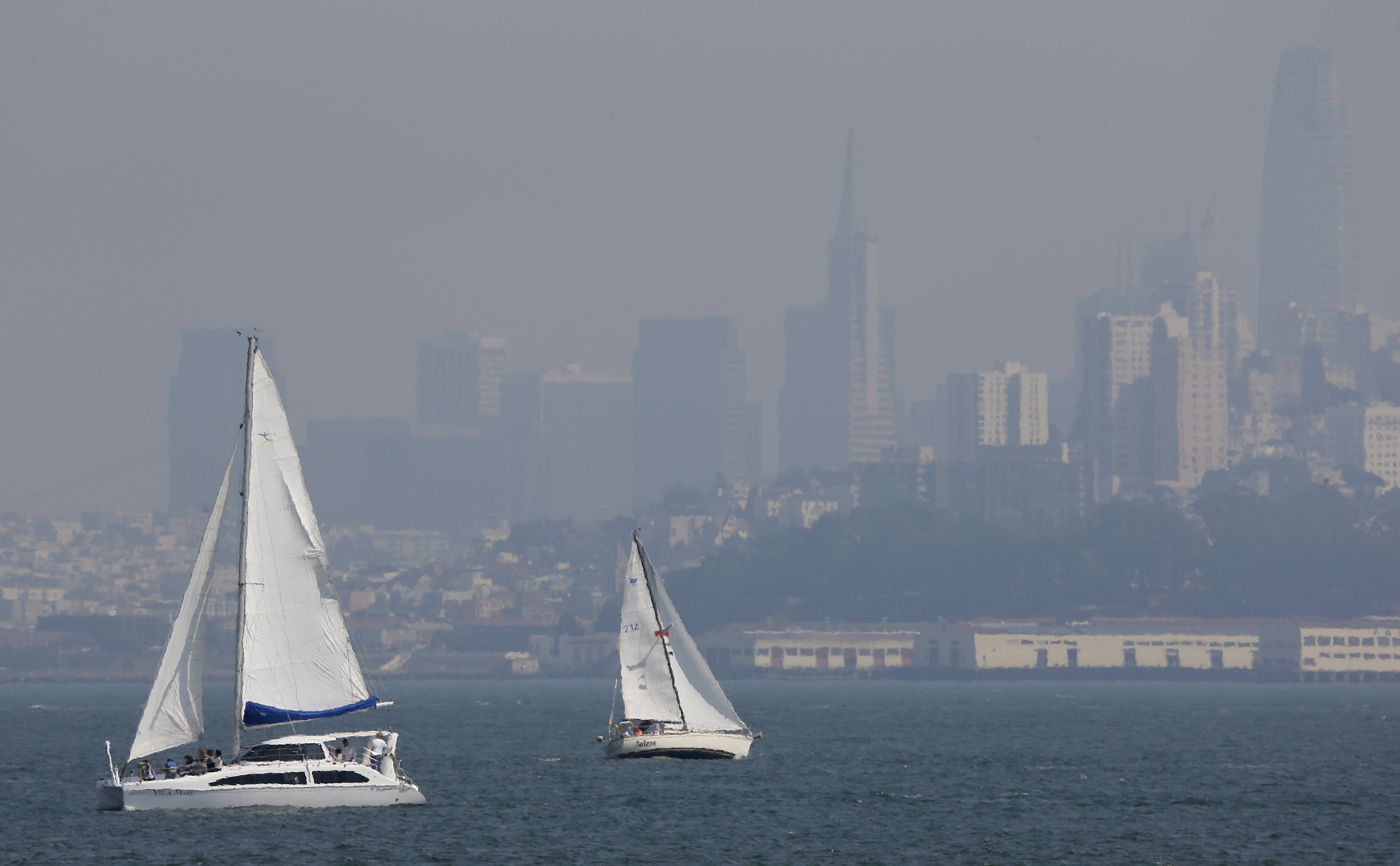 A pair of sailboats make their way across San Francisco Bay. (CREDIT: AP Photo/Eric Risberg)