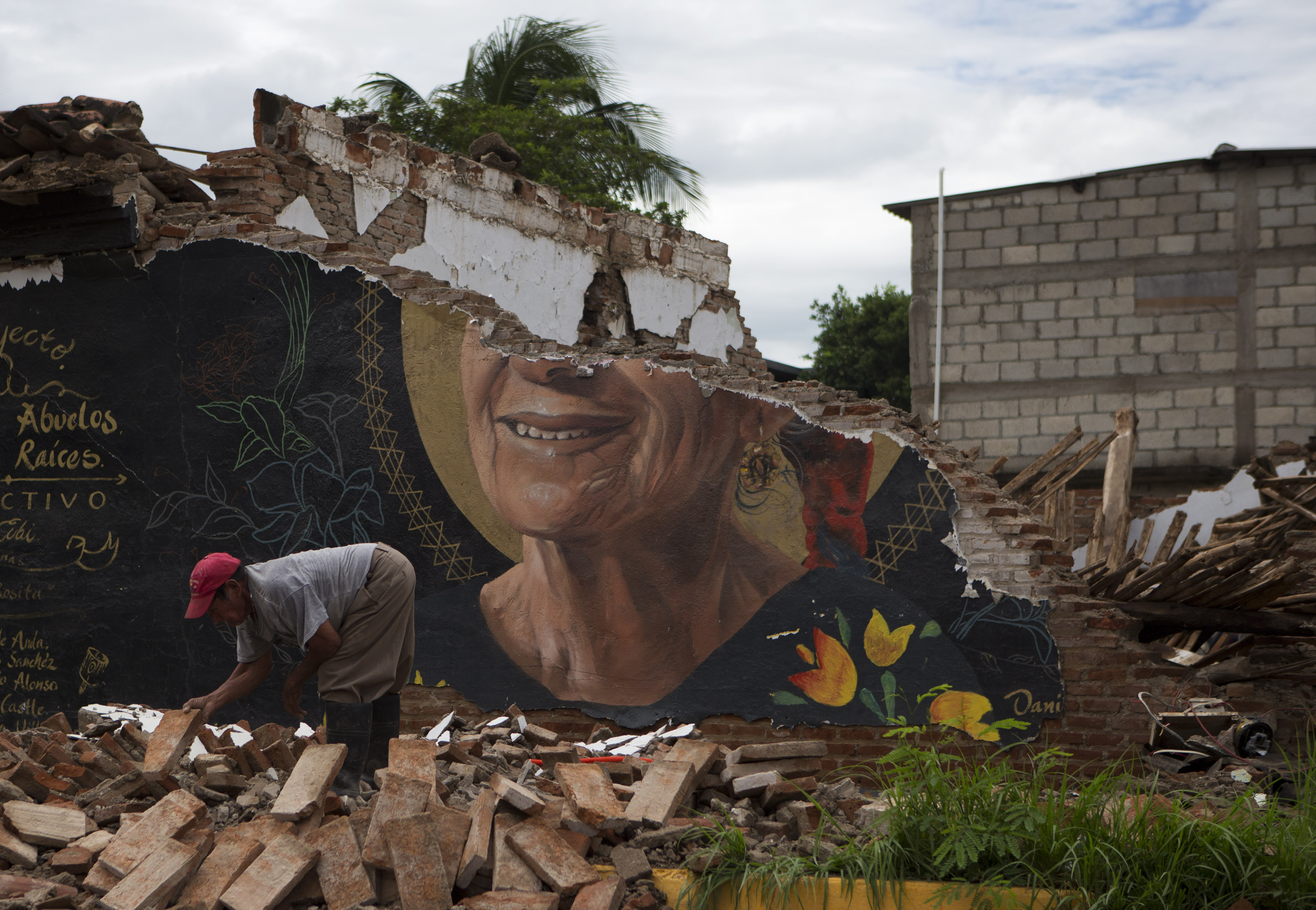 A man recovers bricks from a building destroyed in Thursday's magnitude 8.1 earthquake, in Union Hidalgo, Oaxaca state, Mexico, Sunday, Sept. 10, 2017. CREDIT: AP Photo/Rebecca Blackwell