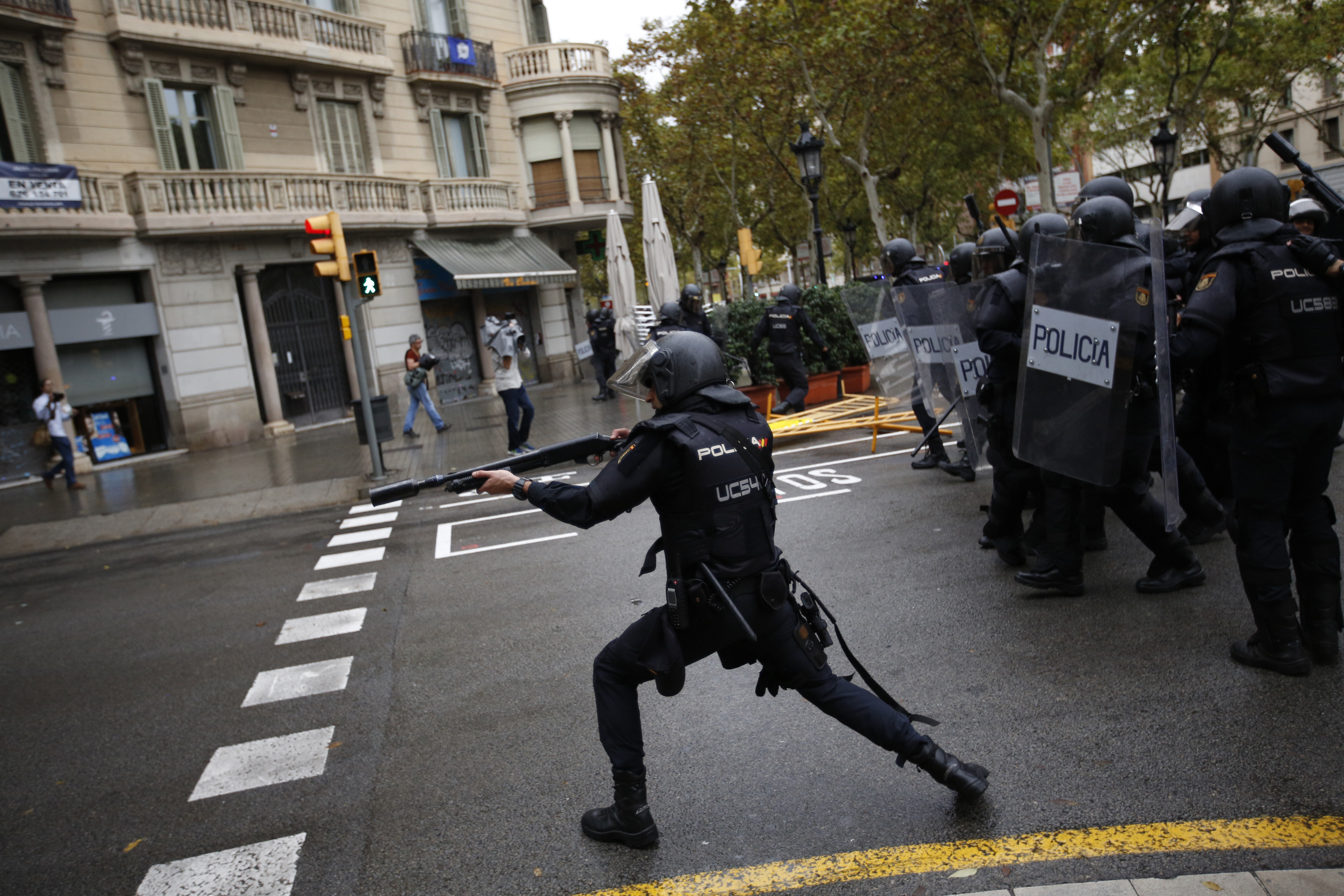 Spanish riot police fired rubber bullets at crowds in Barcelona on Sunday. CREDIT: AP Photo/Emilio Morenatti, File