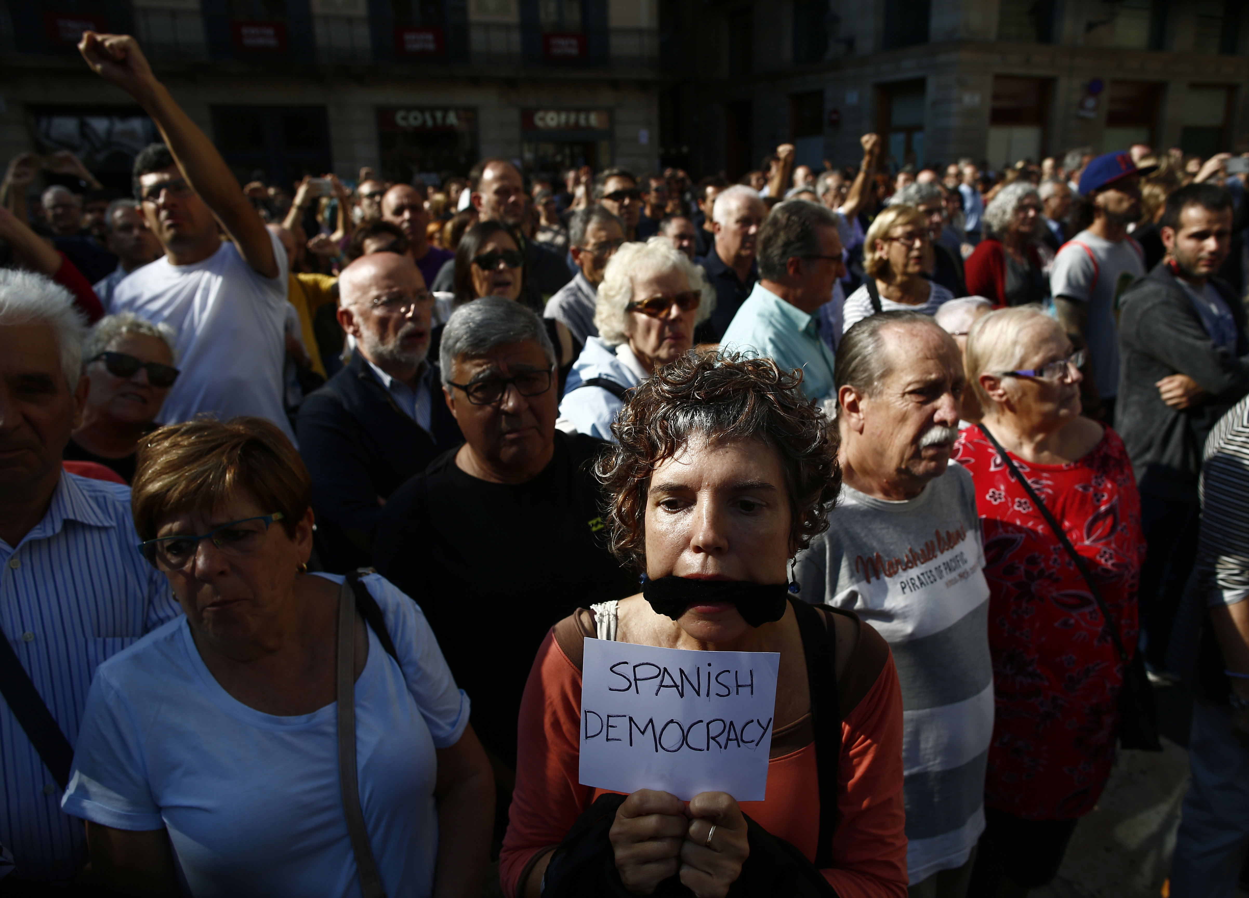 People protest the National Court's decision to imprison civil society leaders without bail, in front of the Palau Generalitat in Barcelona, Spain, Tuesday, Oct. 17, 2017. Protesters were gathering for a fresh round of demonstrations in Barcelona Tuesday to demand the release of two leaders of Catalonia's pro-independence movement who were jailed in a sedition probe. CREDIT: AP Photo/Manu Fernandez