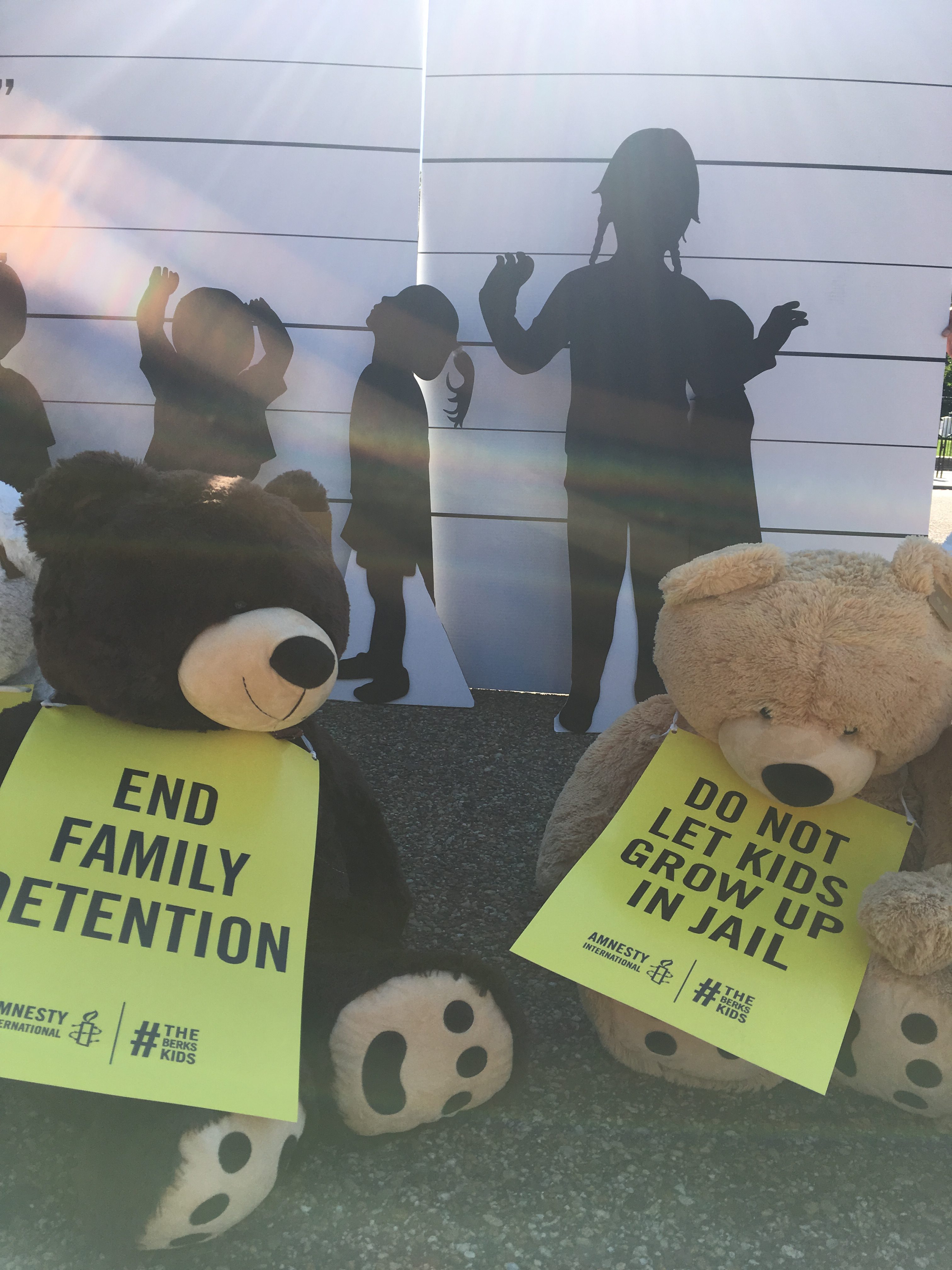 ORGANIZERS WITH AMNESTY INTERNATIONAL BROUGHT TEDDY BEARS TO THE WHITE HOUSE TO CALL ATTENTION TO THE PROLONGED DETENTION OF CHILDREN AND MOTHERS AT A FAMILY DETENTION CENTER IN PENNSYLVANIA. CREDIT: ESTHER Y. LEE
