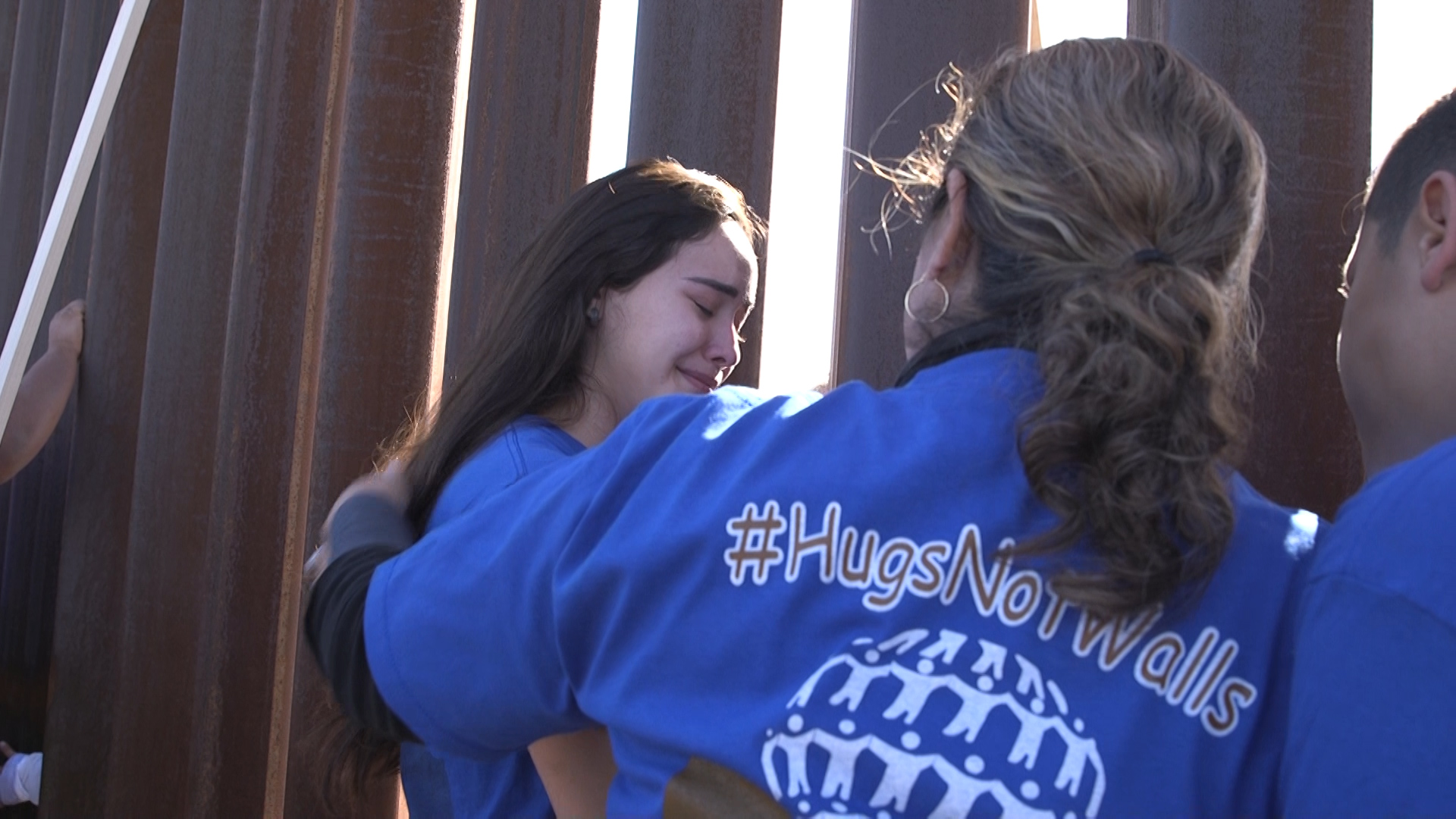 Families on both sides of the southern U.S.-Mexico border met briefly on Sunday, December 10 at Sunland Park, New Mexico for an event called "Keep our dream alive." (Credit: Victoria Fleischer)
