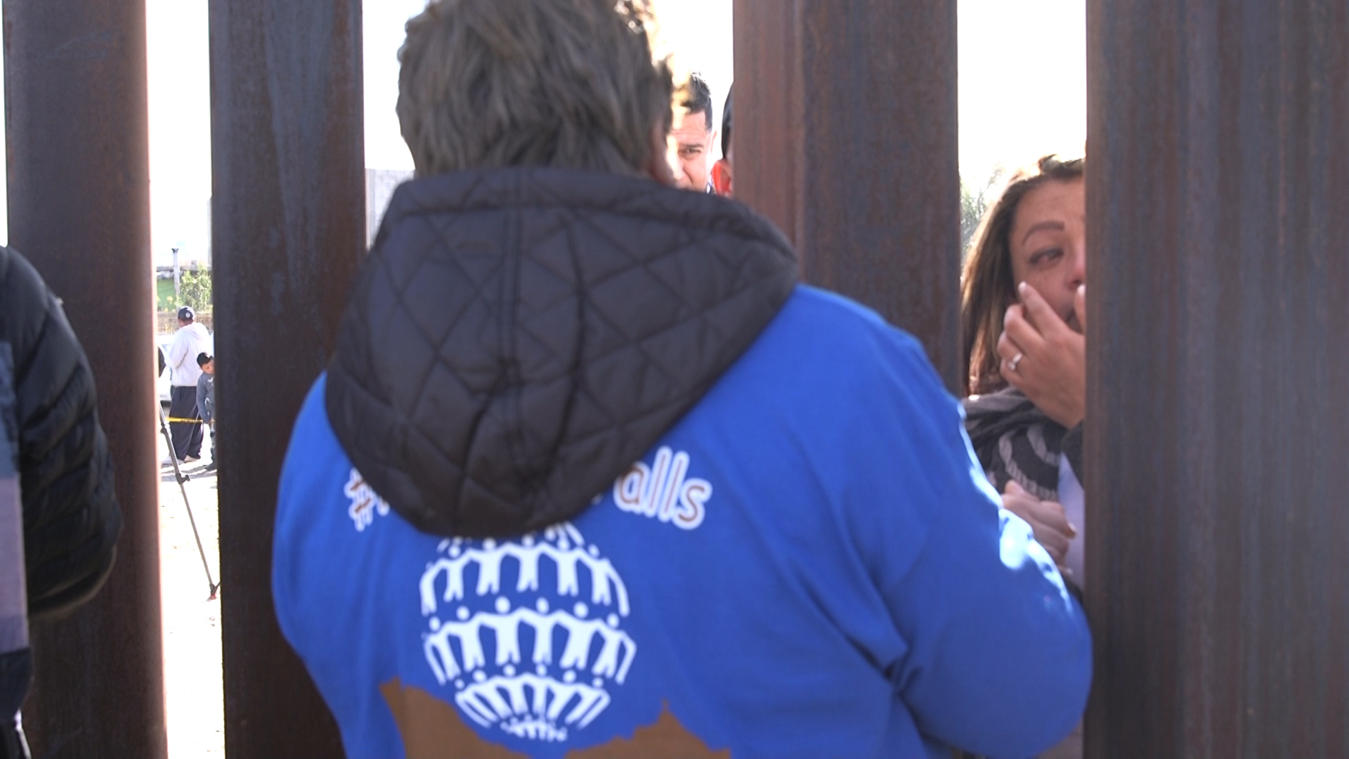 Families on both sides of the southern U.S.-Mexico border met briefly on Sunday, December 10 at Sunland Park, New Mexico for an event called "Keep our dream alive." (Credit: Victoria Fleischer)