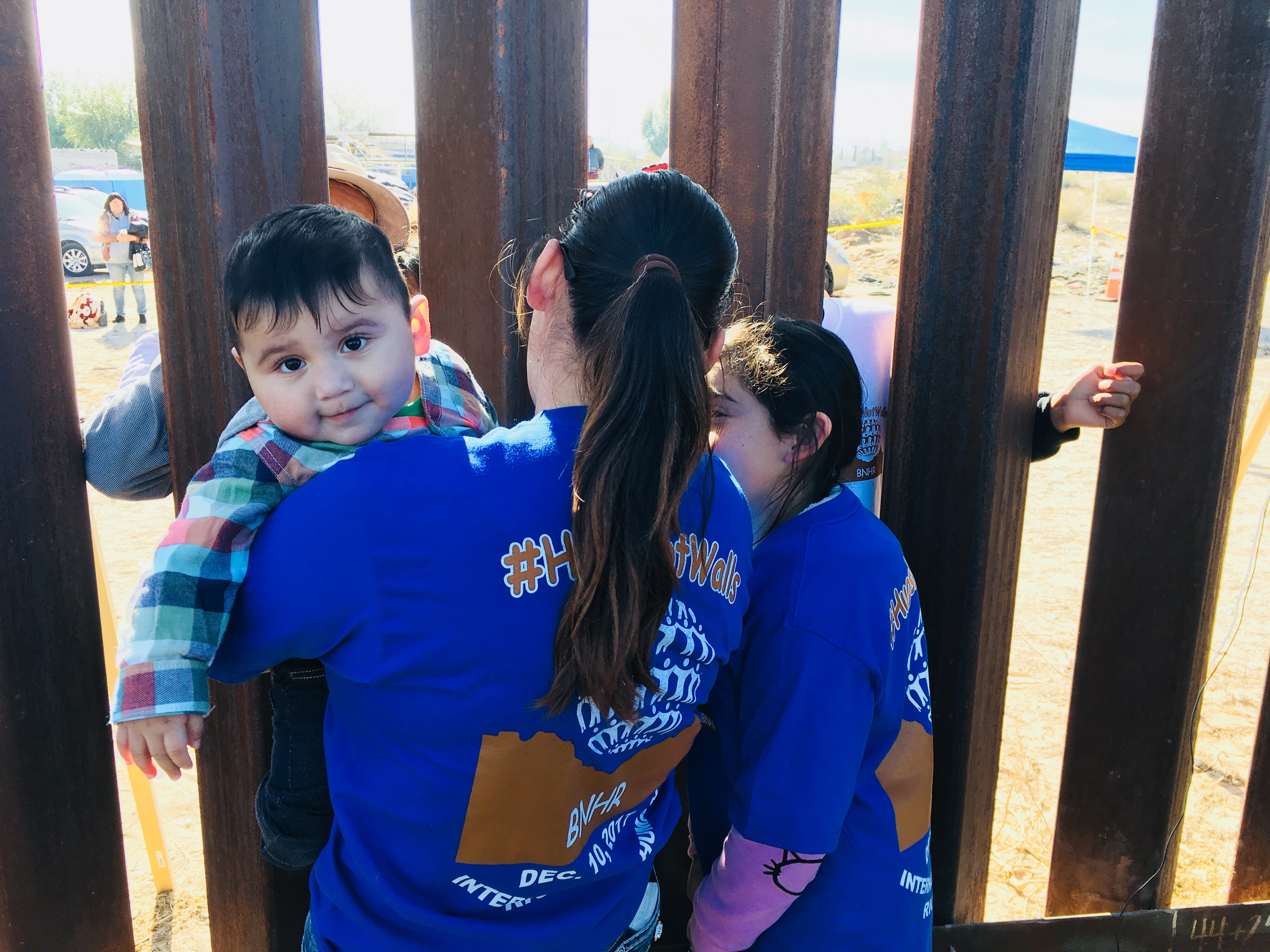 Families on both sides of the southern U.S.-Mexico border met briefly on Sunday, December 10 at Sunland Park, New Mexico for an event called "Keep our dream alive." (Credit: Esther Y. Lee)