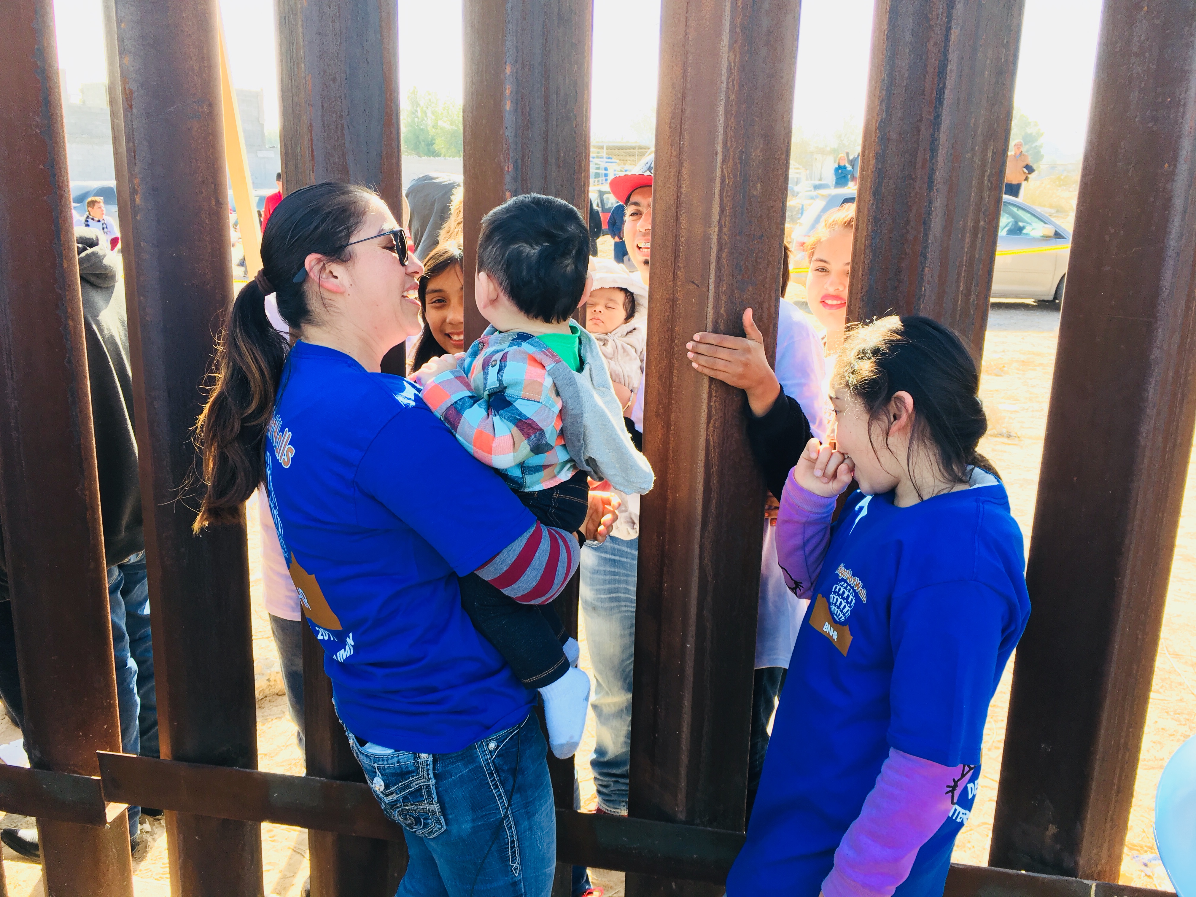 FAMILIES ON BOTH SIDES OF THE SOUTHERN U.S.-MEXICO BORDER MET BRIEFLY ON SUNDAY, DECEMBER 10 AT SUNLAND PARK, NEW MEXICO FOR AN EVENT CALLED "KEEP OUR DREAM ALIVE." (CREDIT: ESTHER Y. LEE)