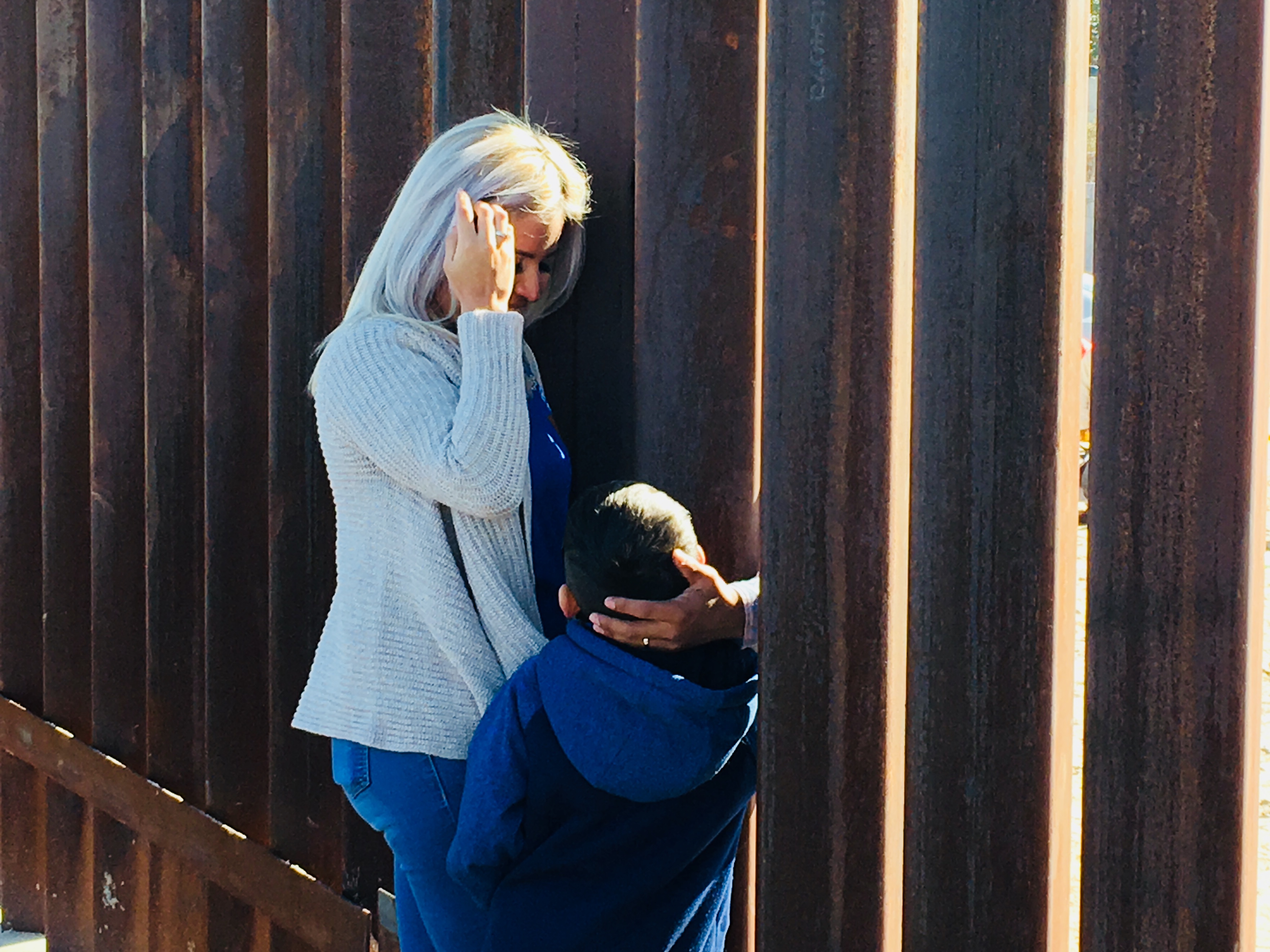 Families on both sides of the southern U.S.-Mexico border met briefly on Sunday, December 10 at Sunland Park, New Mexico for an event called "Keep our dream alive." (Credit: Esther Y. Lee)