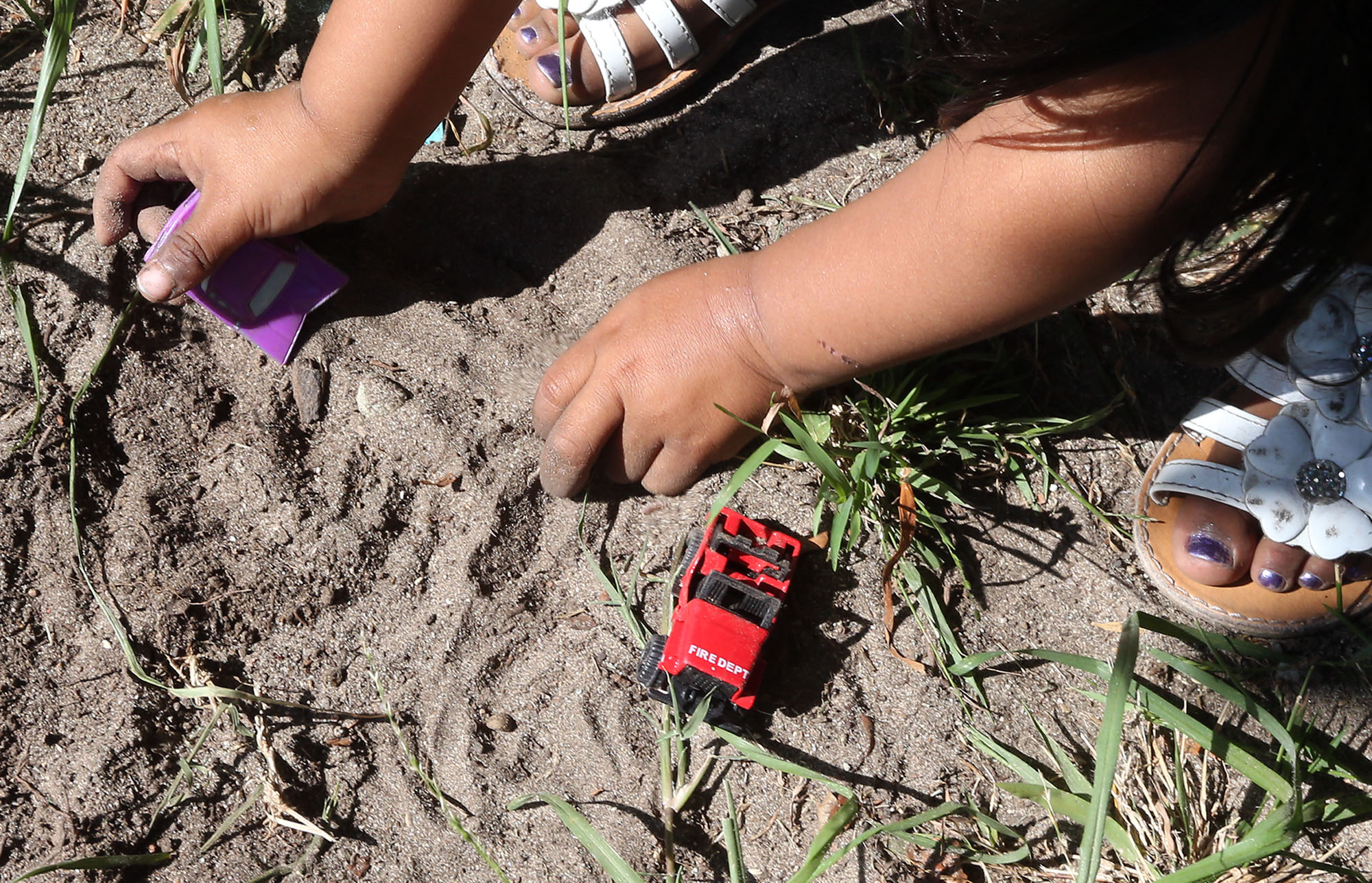 A 2-YEAR-OLD GIRL PLAYS IN HER FRONT YARD IN NORTHWEST SANTA ANA WHERE THINKPROGRESS FOUND HAZARDOUS LEVELS OF LEAD IN THE SOIL. YOUNG CHILDREN ARE ESPECIALLY VULNERABLE TO LEAD BECAUSE OF THE TOXIN’S IMPACT ON THE DEVELOPING BRAIN. CREDIT: DANIEL A. ANDERSON FOR THINKPROGRESS