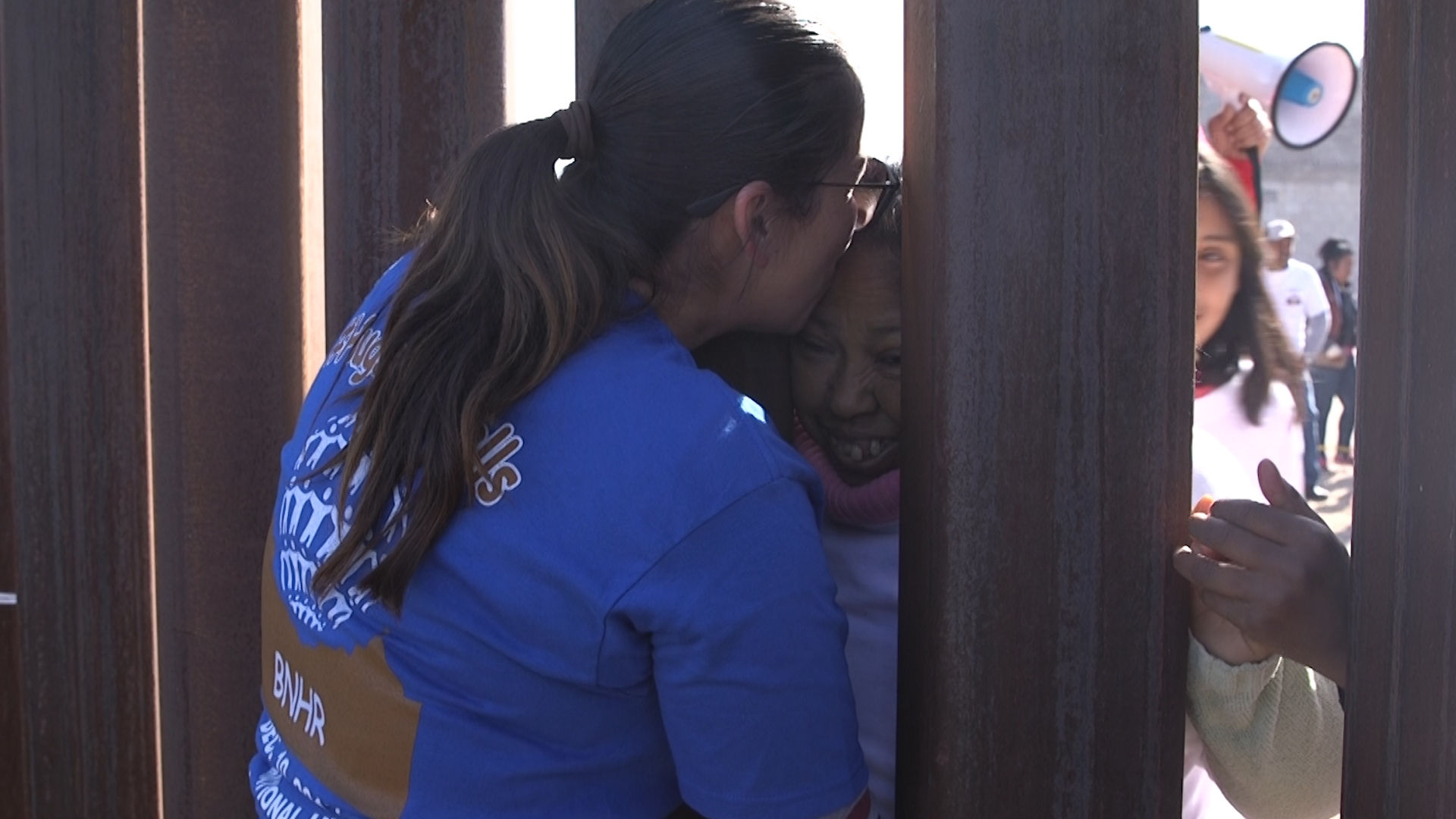 MARIBEL GOMEZ MEETS HER MEXICAN FAMILY AT THE BORDER WALL IN SUNLAND PARK, NEW MEXICO ON DECEMBER 10, 2017 AS PART OF THE "KEEP OUR DREAM ALIVE" EVENT. (CREDIT: VICTORIA FLEISCHER)