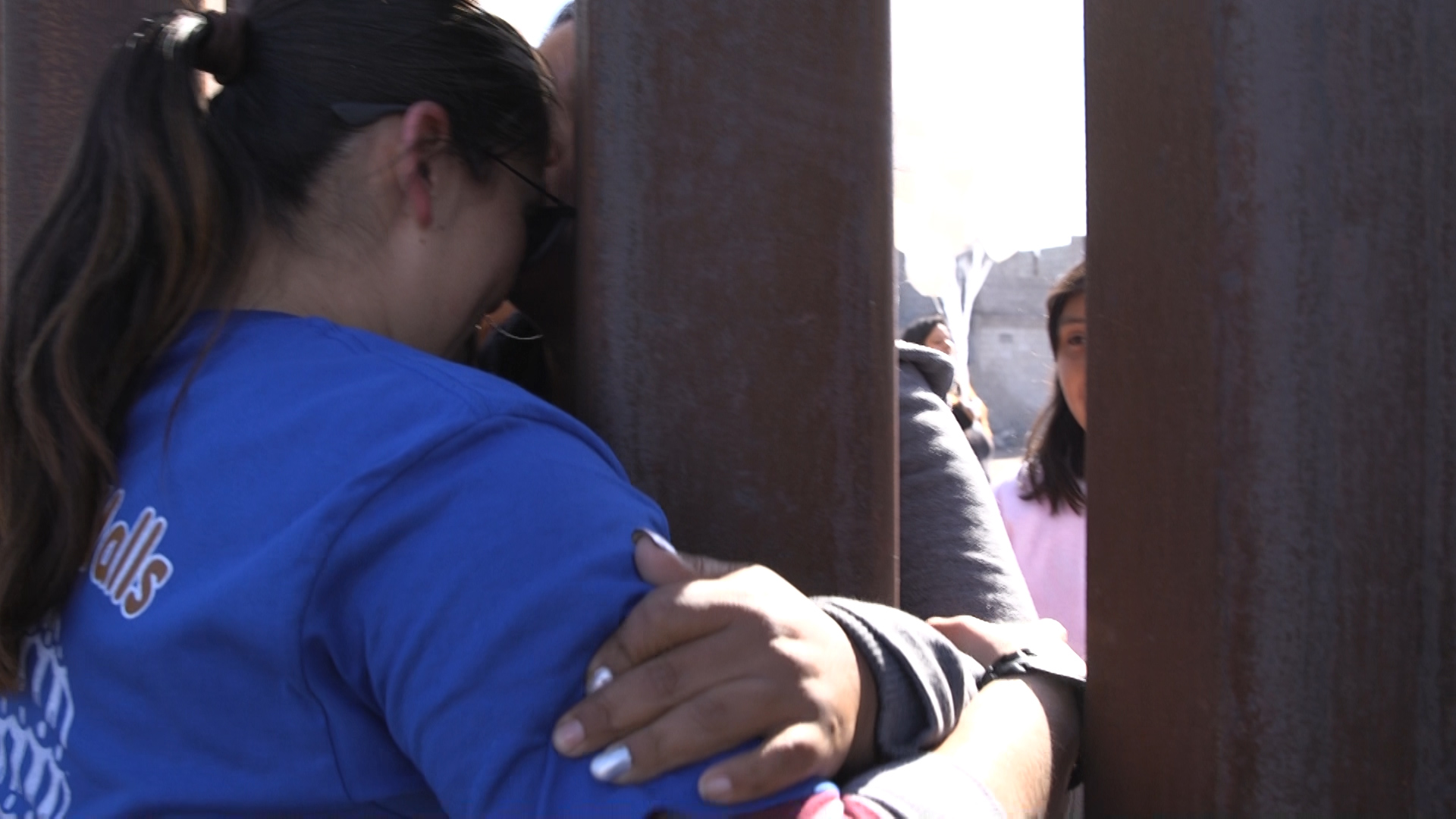 MARIBEL GOMEZ MEETS HER MEXICAN FAMILY AT THE BORDER WALL IN SUNLAND PARK, NEW MEXICO ON DECEMBER 10, 2017 AS PART OF THE "KEEP OUR DREAM ALIVE" EVENT. (CREDIT: VICTORIA FLEISCHER)